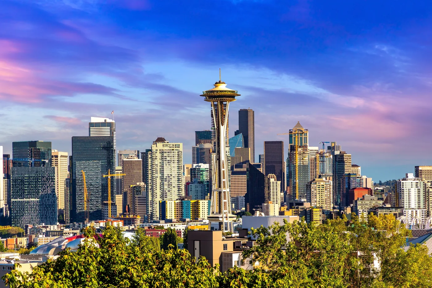 Panoramic view of the Seattle area skyline with Mount Rainier